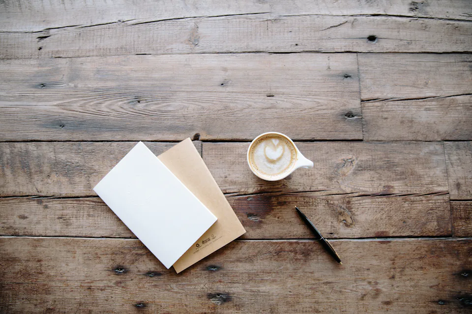 Carnet et stylo sur une table en bois