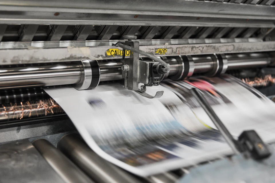 Journaux sortant d'une rotative d'imprimerie